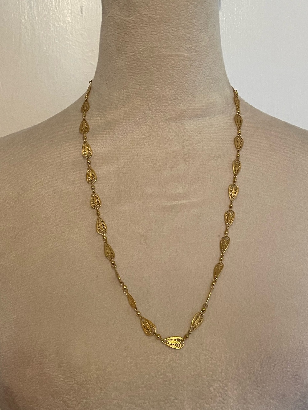 Vintage Signed Trifari TM Gold Tone Openwork Filigree Teardrop Link Necklace